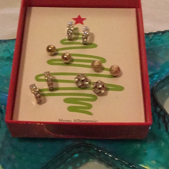 🌺NWT Amazing Set of 5 Assorted Pierced Earrings🌺 - Picture 3 of 5